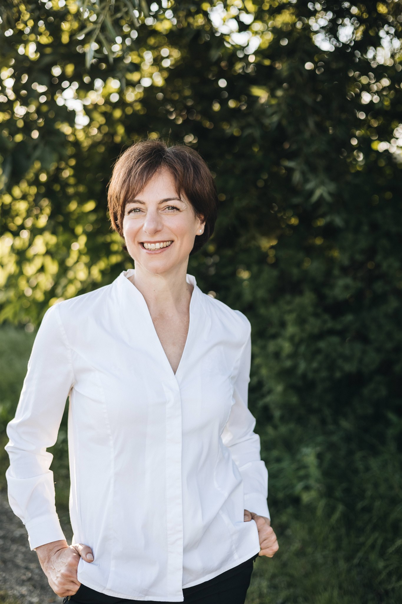 Silvia Nagler im Freien, offener Blick in die Kamera